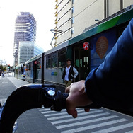メルボルンでは自転車用道路が整備されている。路面電車（Yarra Trams）の脇を自転車で駆け抜ける。