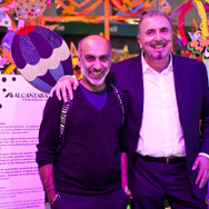 インド出身のファッションデザイナー マニッシュ・アローラ氏（左）とアルカンターラ社会長兼CEOのアンドレア・ボラーニョ氏（右）
