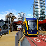 サーファーズパラダイス駅（Surfers Paradise Station）に停車するトラム（Tram G:link）。35km/h制限の併用軌道区間に位置する。