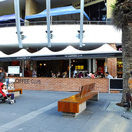 サーファーズパラダイス（Surfers Paradise）の中心に位置するキャビルモール（Cavil Mall）。カフェやバーが軒を連ね、街に音楽があふれている。