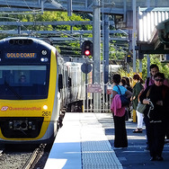クイーンズランド鉄道（QR）の「エアトレイン」。エアトレインは、ゴールドコーストとブリスベン空港の間（80km）を1時間20分で結ぶ。