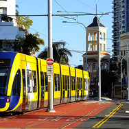 クロックホテル（Clock Hotel）の前を走るトラム（Tram G:link）。V8スーパーカー（V8 Supercars）の市街地サーキットは同ホテルの北につくられる。