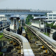 浜松町行き列車から昭和島駅を望む。駅の左に車両基地がある