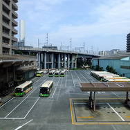 東京モノレールから都営バス港南支所を見下ろす。奥に見える高架橋は大井車両基地回送線と東海道貨物線