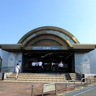 地下にプラットホームを持つ天空橋駅の駅舎。このちかくに京急の同名の駅がある