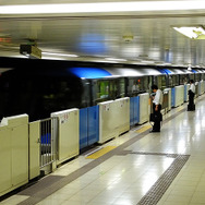 天空橋駅に滑り込む東京モノレール1000形