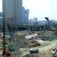 大井車両基地回送線と東海道貨物線の鉄橋と、東京都下水道局などの工事がすすめられている土地