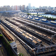 東京モノレールが生まれた1964年に東京メトロ日比谷線が全通した（千住検車区）