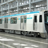 2015年開業予定の仙台市交通局地下鉄東西線の2000系電車。側面は上部にアクアブルー（青）のライン、窓の位置には「スクエアドット」と呼ぶ青・緑・黄色・オレンジの四角を並べたカラーリングだ