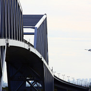 東京ゲートブリッジの上空を越え左旋回で羽田空港へと着陸する旅客機