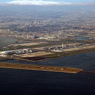D滑走路を離陸した旅客機から羽田空港を見下ろす
