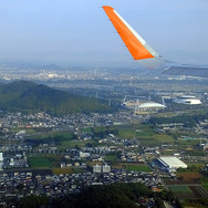 左旋回しパークドーム熊本を左に見下ろしながら着陸するGK611初便