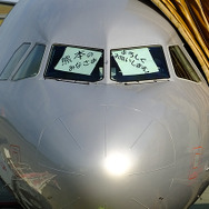 GK初便が到着した熊本空港では「熊本のみなさま よろしくお願いします！」というメッセージがコックピットから飛び出した（10月26日）