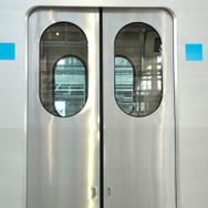 側面ドアの窓は仙台地下鉄南北線1000系と同じ楕円形となっている