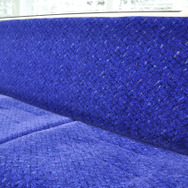 仙台市地下鉄東西線2000系の座席。青を基調に、七夕の吹き流しをイメージしたというアクセントが入っている