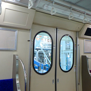 仙台市地下鉄東西線2000系は、ドア付近に液晶ディスプレイを1台装備。左側は設置準備スペースで、当面は路線図を掲示する