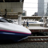 JR本州3社はEUの同意によりWTO政府調達協定の対象から除外された。写真は東京駅で発車を待つJR東日本（手前）とJR東海（奥）の新幹線列車。