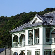 復元された旅館「浦島屋」はカフェや資料館に