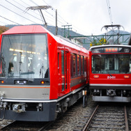 『アレグラ号』の一番列車が強羅駅を出発。2000形（右）と比べると窓の大きさがよくわかる