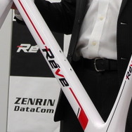 チーム右京監修、ゼンリンデータコムが30万円のカーボン製ロードバイクフレーム発売