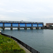 今井児童交通公園の北側には新中川にかかる今井水門がある