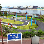 今井児童交通公園で足踏み式ゴーカートやレインボーサイクルに乗る子どもたち