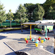 砂場のすぐ脇に都営バス……。ここは葛飾区にある新宿交通公園