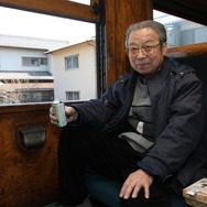 種村さんは日本の鉄道が大きく変わった1970年代から1990年代にかけ、「鉄道ジャーナル」などで多数のルポを発表した。写真は大井川鐵道を取材中の種村さん。（2008年3月）