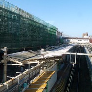 越後線の線路切替工事は、新潟駅とその前後の線路を高架化する連立事業の一環として行われる。写真は高架化工事が進む新潟駅構内。