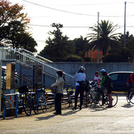 サイクルシップが出航する千葉港に集まったサイクリストたち