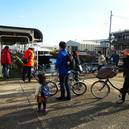 千葉港から自転車を船に載せ、浦安までのクルージングを楽しむ人たち