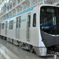 2015年中の開業を目指して工事が進められてきた仙台市の地下鉄東西線の開業日が来年12月6日に決まった。写真は東西線に導入される2000系電車。