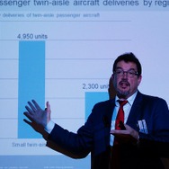 市場が求めるのはA320neoのような単通路機が主となるが、A350XWBのような双通路機も今後20年間に7250機が引き渡される…とする。