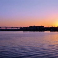 横浜大さん橋から望む初日の出（2014年元旦）。