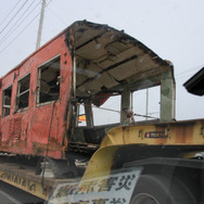 震災発生から3カ月後の2011年6月、女川町内で見かけた気動車の車体の搬送。女川駅に保存されていたキハ40 519と見られる。