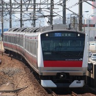 京葉線では12月11～25日、「クリスマスのサプライズ」としてE233系の1編成にハート型つり手を取り付けて運行する。