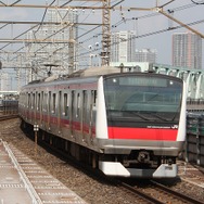 京葉線では12月11～25日、「クリスマスのサプライズ」としてE233系の1編成にハート型つり手を取り付けて運行する。
