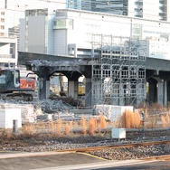 JR線の田町～品川間では車両基地の集約に伴い創出された敷地を活用する再開発計画が進行中。幻の「京浜急行線」唯一の遺構だった高架橋の撤去工事が始まった。