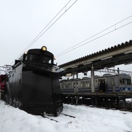 弘南線の電車、7000系（元東急電鉄7000系）と並ぶキ104＋ED333