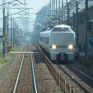 北陸新幹線の高架橋（右）の脇を走る特急列車。福井～金沢間では新たに特急『ダイナスター』が運転を開始する。