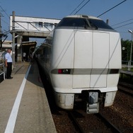 金沢～和倉温泉間では特急『能登かかり火』を新設。北陸新幹線並行在来線の経営分離により、運転区間の一部はIRいしかわ鉄道線になる。写真は和倉温泉駅に到着した特急列車。