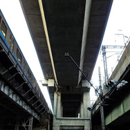新幹線と京浜東北・山手線の間に建つ上野東京ライン