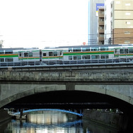 上野東京ラインを行く試運転列車が神田川を越える