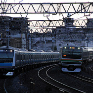 早朝の川口付近、高崎線のE231系が京浜東北線E233系を追い抜く