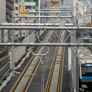秋葉原駅から湘南新宿ラインの橋脚を眺める