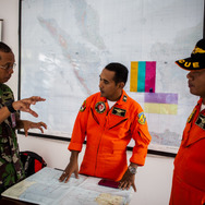 不明のエアアジアQZ8501便の捜索に当たる救難当局（12月29日）