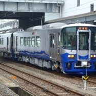 北陸新幹線の開業に伴い、並行在来線は各県が設立した第三セクターに引き継がれる。写真は新潟県内区間を運営するえちごトキめき鉄道のET122形気動車。