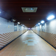 二俣新町駅前の地下歩道。ひと気がなくてちょっと不安