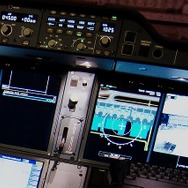 【A350 XWB／デモフライト】　カーナビのような「飛行場誘導システム（OANS）」が導入されており、現在地（格納庫内）がしっかり表示されている。