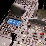 【A350 XWB／デモフライト】　無線機器は3台設置。モニターに表示されている周波数の「121.7」は羽田の地上管制。「121.5」は国際的に定められた救難用周波数。